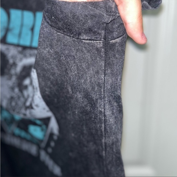 Bundle of 2 t-shirts Universal Thread cream with stripes and a Jimi Hendrix - Picture 4 of 9